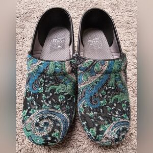 Dansko Vegan Green Paisley Tapestry Clogs Comfort Slip On Shoes Size 39